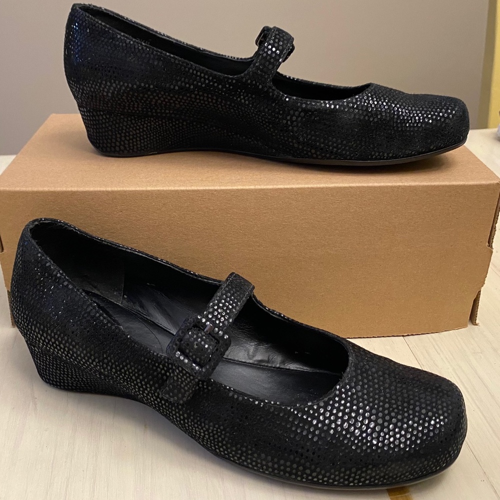 Dittos leather wedge with textured finish